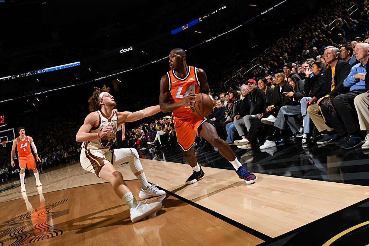 九游体育登录入口-打出了准三双数据，快船后场大闸的进攻才能正在不断被激发出来？