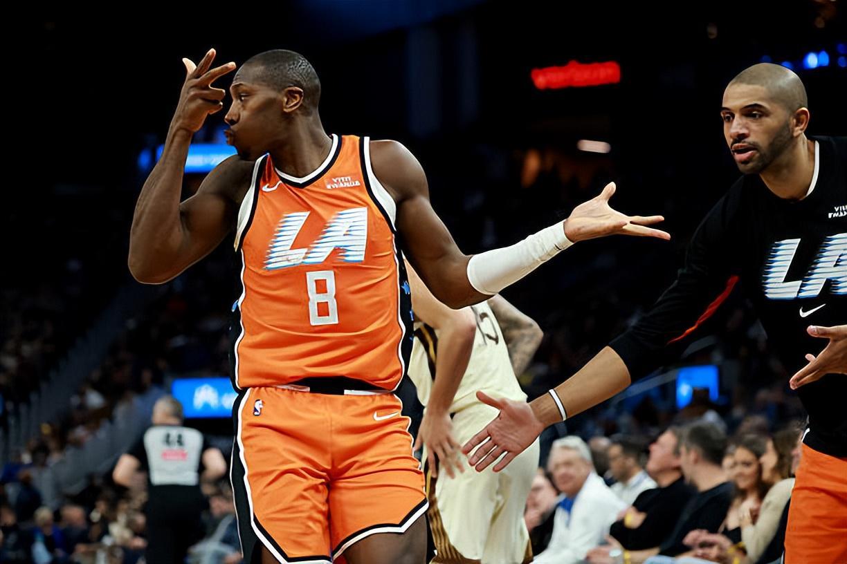 九游体育登录入口-打出了准三双数据，快船后场大闸的进攻才能正在不断被激发出来？