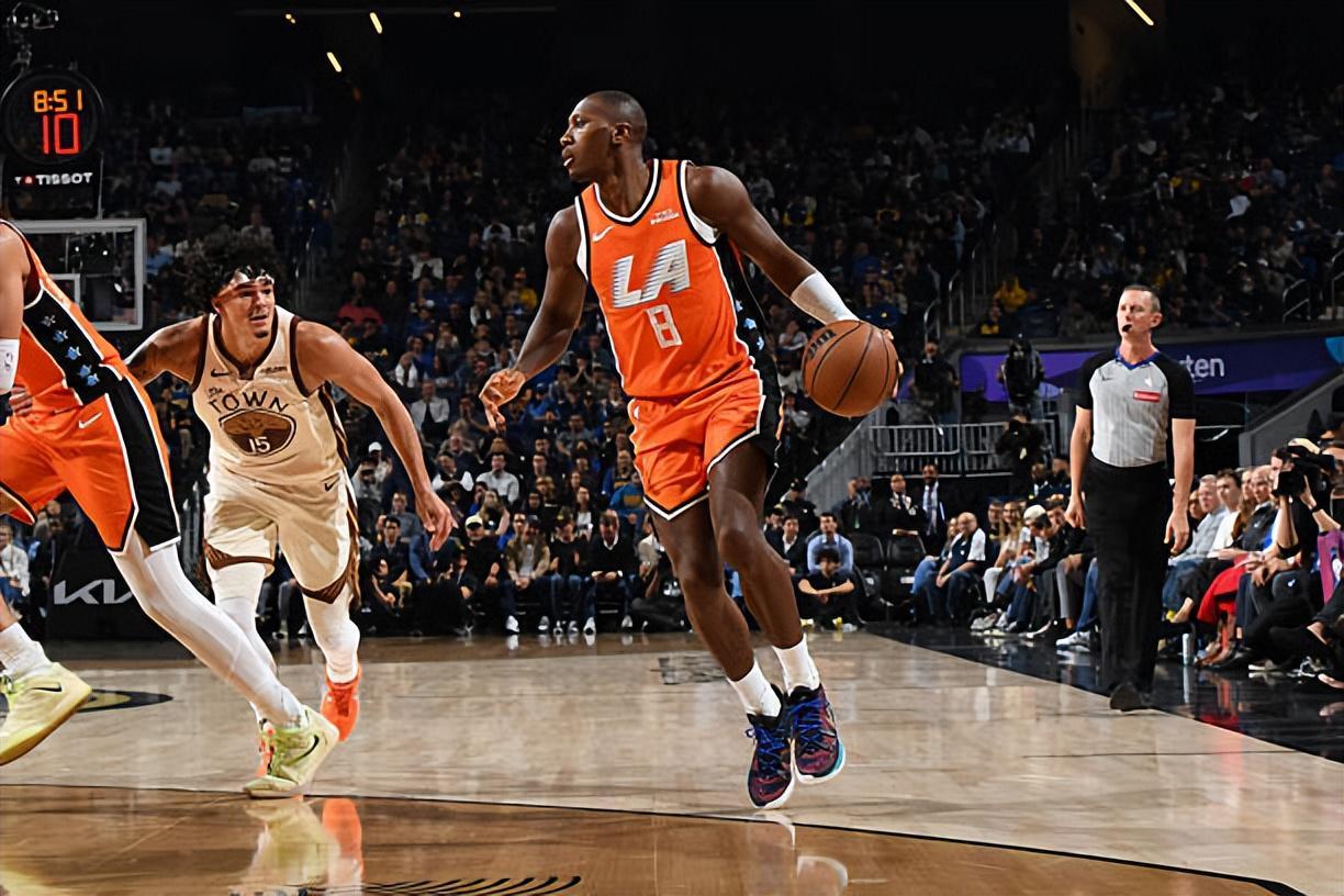 九游体育登录入口-打出了准三双数据，快船后场大闸的进攻才能正在不断被激发出来？